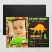 Cute Dinosaur Chalkboard 1st Foto Birthday Party Kaart (Voorkant / Achterkant)