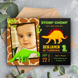 Cute Dinosaur Chalkboard 1st Foto Birthday Party Uitnodiging Briefkaart