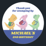 Cute Dinosaur School Kids Birthday Party Ronde Sticker<br><div class="desc">Kute party gunsten voor kinderen,  jongens of meisjes die van dinosaurussen houden en t-rex. Ideaal voor kinderen op verjaardagsfeestje,  feestvieren en dankjewel op het label. U kunt de tekst voor baby shower of andere gelegenheid en partij ook aanpassen.</div>