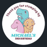 Cute Dinosaurs Kids Birthday Party Baby shower Ronde Sticker<br><div class="desc">Kute party gunsten voor kinderen,  jongens of meisjes die van dinosaurussen houden en t-rex. Ideaal voor kinderen op verjaardagsfeestje,  feestvieren en dankjewel op het label. U kunt de tekst voor baby shower of andere gelegenheid en partij ook aanpassen.</div>