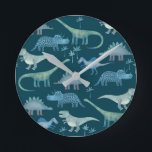 Cute Dinosaurs on Green Ronde Klok<br><div class="desc">Veel blauwe dinosaurussen,  Tyrannosaurus rex,  Spinosaurus,  Stegosaurus,  Diplodocus en Triceratops.</div>