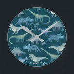 Cute Dinosaurs on Green Ronde Klok<br><div class="desc">Veel blauwe dinosaurussen,  Tyrannosaurus rex,  Spinosaurus,  Stegosaurus,  Diplodocus en Triceratops.</div>