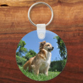 Cute dog in gras sleutelhanger (Voorkant)