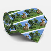 Cute dog in gras stropdas (Opgerold)