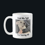 Cute Dog is bang van 40 Funny Birthday Koffiemok<br><div class="desc">Deze schattige mok is voorzien van Olive,  een mooie Labrador-mix met haar beste vriend papa. Een schattig cadeau voor iedereen die bijna een verjaardag nadert...  die ze hebben geklaagd en een lach en een knuffel nodig hebben.</div>