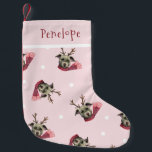Cute Dog met Antlers Pattern Personalized Kleine Kerstsok<br><div class="desc">Dit is een waterverf en kleurenpotlood illustratie van een schattige Amerikaanse pit-stier met rode sjaal en geweien die in een zoet patroon worden gemaakt. Bovenaan dit bestand kan een naam worden afgedrukt. Geweldig ontwerp voor hondenliefhebbers!</div>