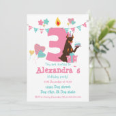 Cute dog met cake naast nummer drie verjaardag kaart (Staand voorkant)