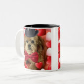Cute dog met harten Valentijn Tweekleurige Koffiemok (Voorkant links)