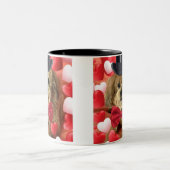 Cute dog met harten Valentijn Tweekleurige Koffiemok (Center)