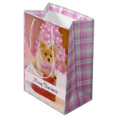 Cute Dog met Roze Bow-kerstfoto Medium Cadeauzakje (Achterkant Gekanteld)