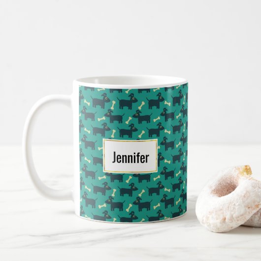 Cute Dog Pattern met Bone on Green Background Koffiemok (Met donut)