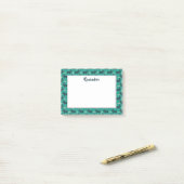 Cute Dog Pattern met Bone on Green Background Post-it® Notes (Op bureau)