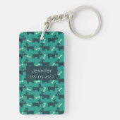 Cute Dog Pattern met Bone on Green Background Sleutelhanger (achterkant)