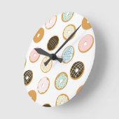 Cute Donut met kleurrijk Bevrijdend Baker Ronde Klok (Hoek)