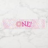 Cute Donut Rainbow Sprinkles Girl First Birthday Waterfles Etiket (Enkel label)