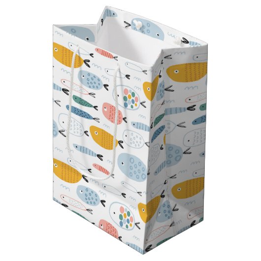 Cute Doodle School of Fish Pattern Medium Cadeauzakje (Voorkant Gekanteld)