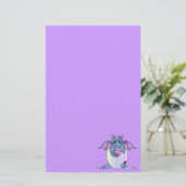 Cute Dragon Baby in Cracked Egg Paarse Stationery Briefpapier (Staand voorkant)