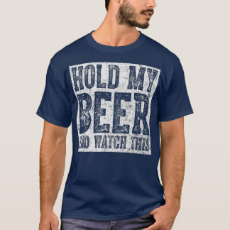 Cute Drink Gift houdt mijn bier vast en bekijk dit T-shirt