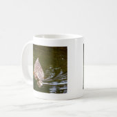 Cute Duck Feeding Koffiemok (Voorkant links)