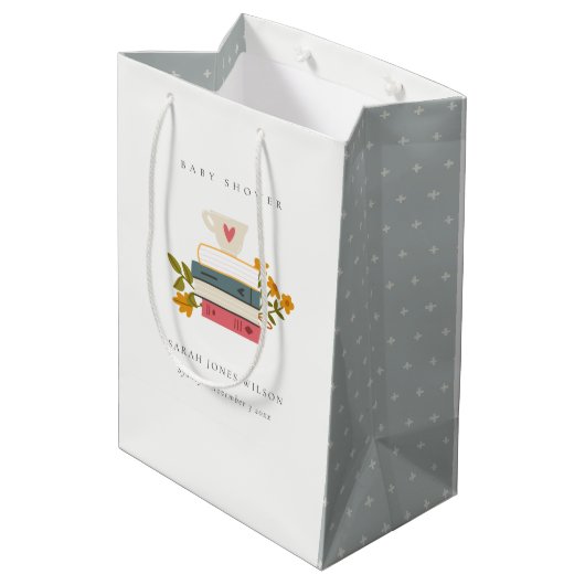 Cute Dusky Stapked Storybooks Floral Baby shower Medium Cadeauzakje (Achterkant Gekanteld)