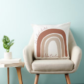 Cute earthy kleurenmonogram pastelbruine kwekerij kussen (Stoel)