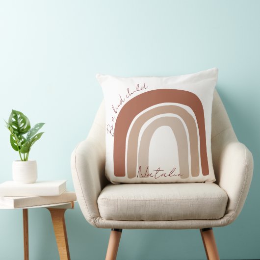 Cute earthy kleurenmonogram pastelbruine kwekerij kussen (Stoel)