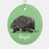 Cute echidna met bijen cartoon illustratie keramisch ornament (Links)