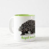Cute echidna met bug cartoon tweekleurige koffiemok (Voorkant links)