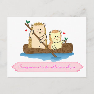 Cute egelpaar zeilend op een houten boot briefkaart