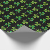Cute & Elegant Dark Shamrock Pattern Green & Black Cadeaupapier (Hoek)