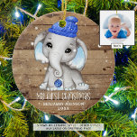 Cute Elephant Boy Baby's eerste CHRISTMAS Rustic Keramisch Ornament<br><div class="desc">Creëer een keepasje voor het eerste kerstfeest van een baby met deze schattige, zoete baby olifant met een blauw pet met een kerstboomblauw, met een ornament tegen een rustige houten achtergrond en sneeuwval met de titel MY FIRST CHRISTMAS. Personaliseer met zijn naam en jaar op de voorkant en een volledig-aftapfoto...</div>