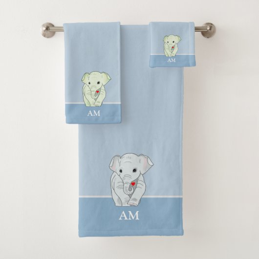 Cute Elephant & Monogram op Light Wondrous Blue Bad Handdoek (Insitu)