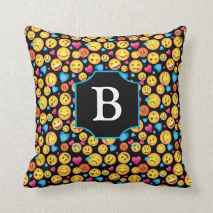 Cute Emoji Print Pillow met Monogram op zwart Kussen