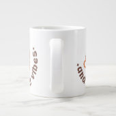 Cute Fall Pumpkin Spice and Cozy vibes  Grote Koffiekop (Achterkant)