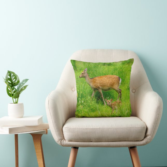 Cute fallow deer with young kussen (Stoel)