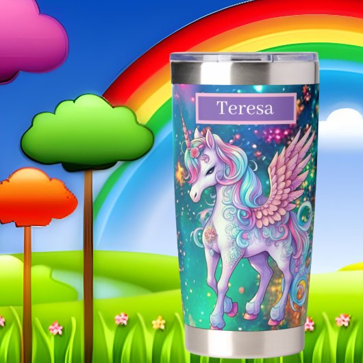 Cute fantasy unicorn voegt naam toe geïsoleerde drinkbeker