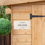 Cute Farmhouse ze Shed Take Wine Houten Kist Print<br><div class="desc">Ideaal voor de fanaticus die ze heeft afgestoten!! Dit schattige houten bord heeft een schattig tegel dat het een modern boerderijgevoel geeft. Dit teken kan met een naam worden gepersonaliseerd gebruikend de aanpassingseigenschap.</div>