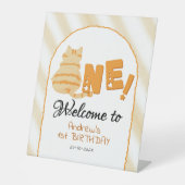 Cute Fat Orange Cat 1st Birthday Welcome Reclamebord Met Voetstuk (Voorkant)
