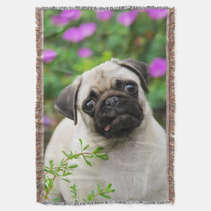 Cute Fawn Pug Puppy in een tuin Deken