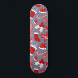 Cute Festive Red Illustrations kerstpatroon Persoonlijk Skateboard<br><div class="desc">Dit leuke en eenvoudige kerstpatroon is perfect voor het feestelijke en leuke vibe. Het bevat handgetekende cartoons illustraties van een sneeuwschoorsteen, kousen, ornament, holly bessen, ijzige bladeren, kerstboom, snoepriet, ontbijtkoek en pet van de kerstman boven een stoffige donkere en lichtblauwe achtergrond. Het is modern, schattig en lief; het perfecte ontwerp...</div>