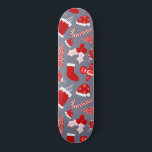 Cute Festive Red Illustrations kerstpatroon Persoonlijk Skateboard<br><div class="desc">Dit leuke en eenvoudige kerstpatroon is perfect voor het feestelijke en leuke vibe. Het bevat handgetekende cartoons illustraties van een sneeuwschoorsteen, kousen, ornament, holly bessen, ijzige bladeren, kerstboom, snoepriet, ontbijtkoek en pet van de kerstman boven een stoffige donkere en lichtblauwe achtergrond. Het is modern, schattig en lief; het perfecte ontwerp...</div>