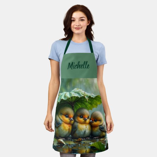 Cute fluffy birds hiding under leaf in rain schort (Gedragen)