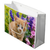 Cute Fluffy Ginger Cat Kitten in Flowers Pet Large Cadeautasje (Voorkant Gekanteld)