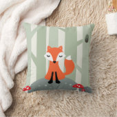 Cute fox op een rots in het bos kussen