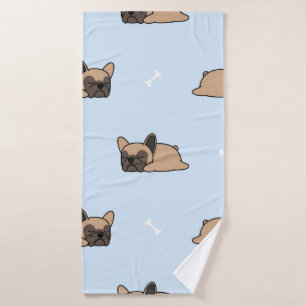 Cute franse buldog puppy die naadloos slaapt badhanddoek