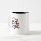 Cute Friendly Ghost and Cat Whimsical HalloweenMug Tweekleurige Koffiemok (Voorkant links)