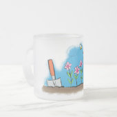 Cute frog en bee in tuinschilfering cartoon matglas koffiemok (Voorkant links)
