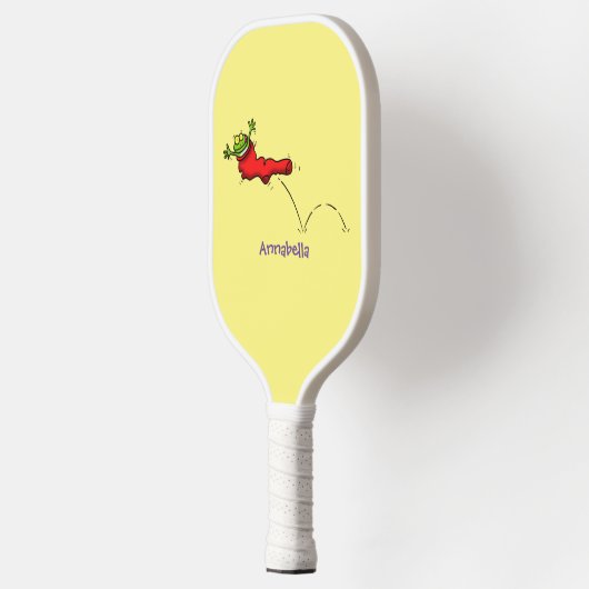 Cute frog in een rode sock springende cartoon pickleball paddle (Links)