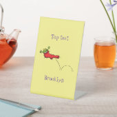 Cute frog in een rode sock springende cartoon reclamebord met voetstuk (Insitu)