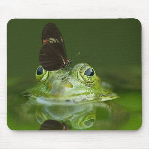 Cute frog met een Butterfly aan zijn neus Muismat